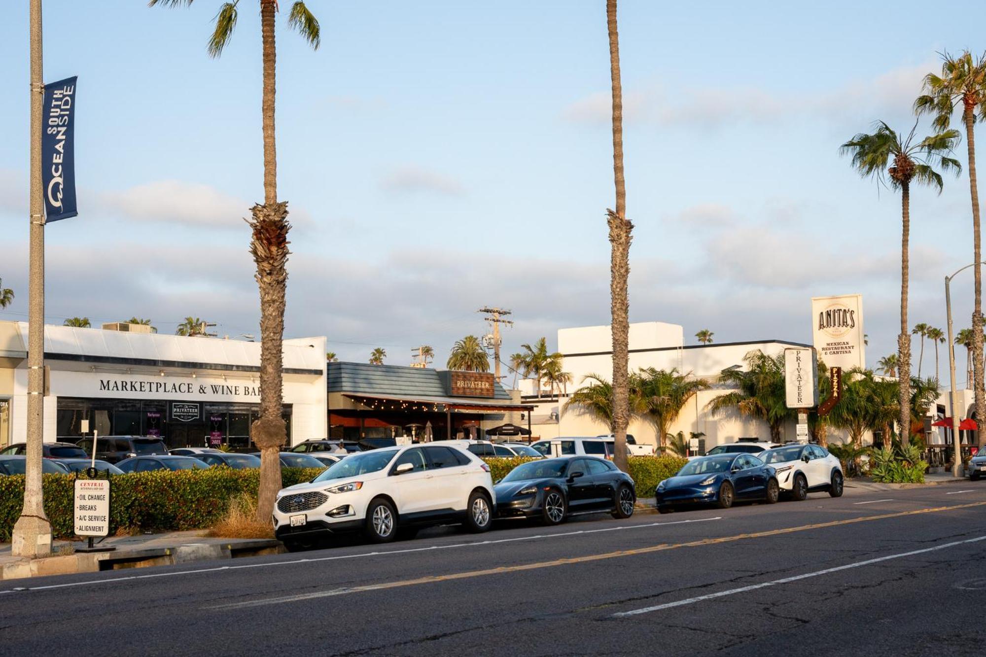 1 Block From - Steps From Restaurants & Shops Apartamento