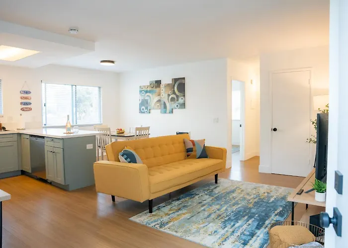1 Block From Beach - Steps From Restaurants & Shops