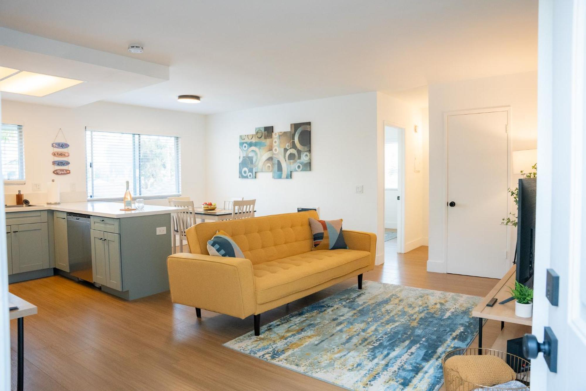 1 Block From - Steps From Restaurants & Shops Oceanside