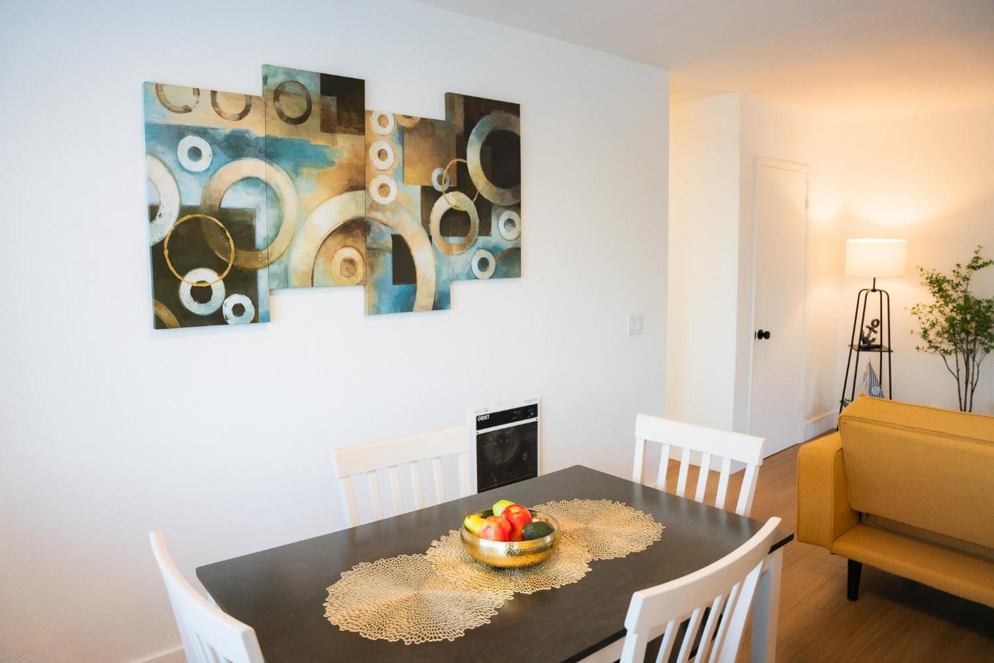 1 Block From - Steps From Restaurants & Shops Oceanside