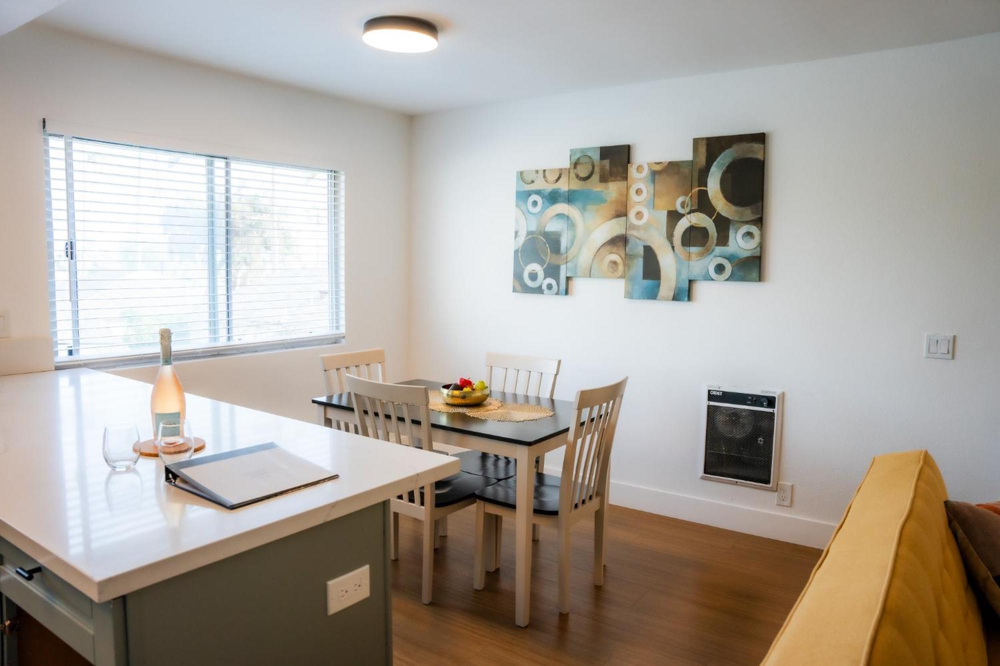 1 Block From - Steps From Restaurants & Shops Appartement *