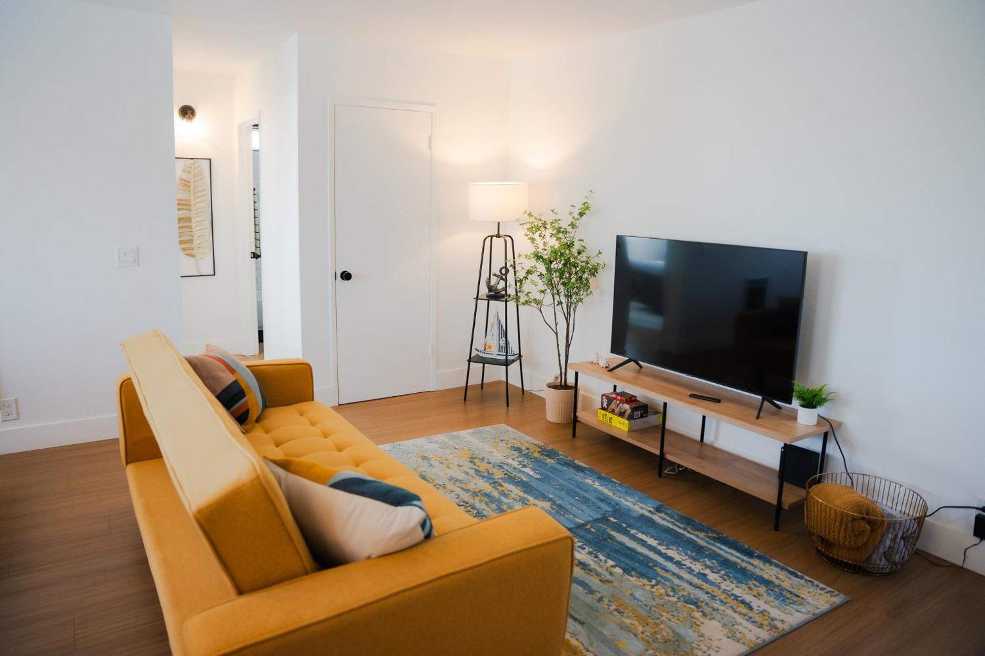 1 Block From - Steps From Restaurants & Shops * Oceanside