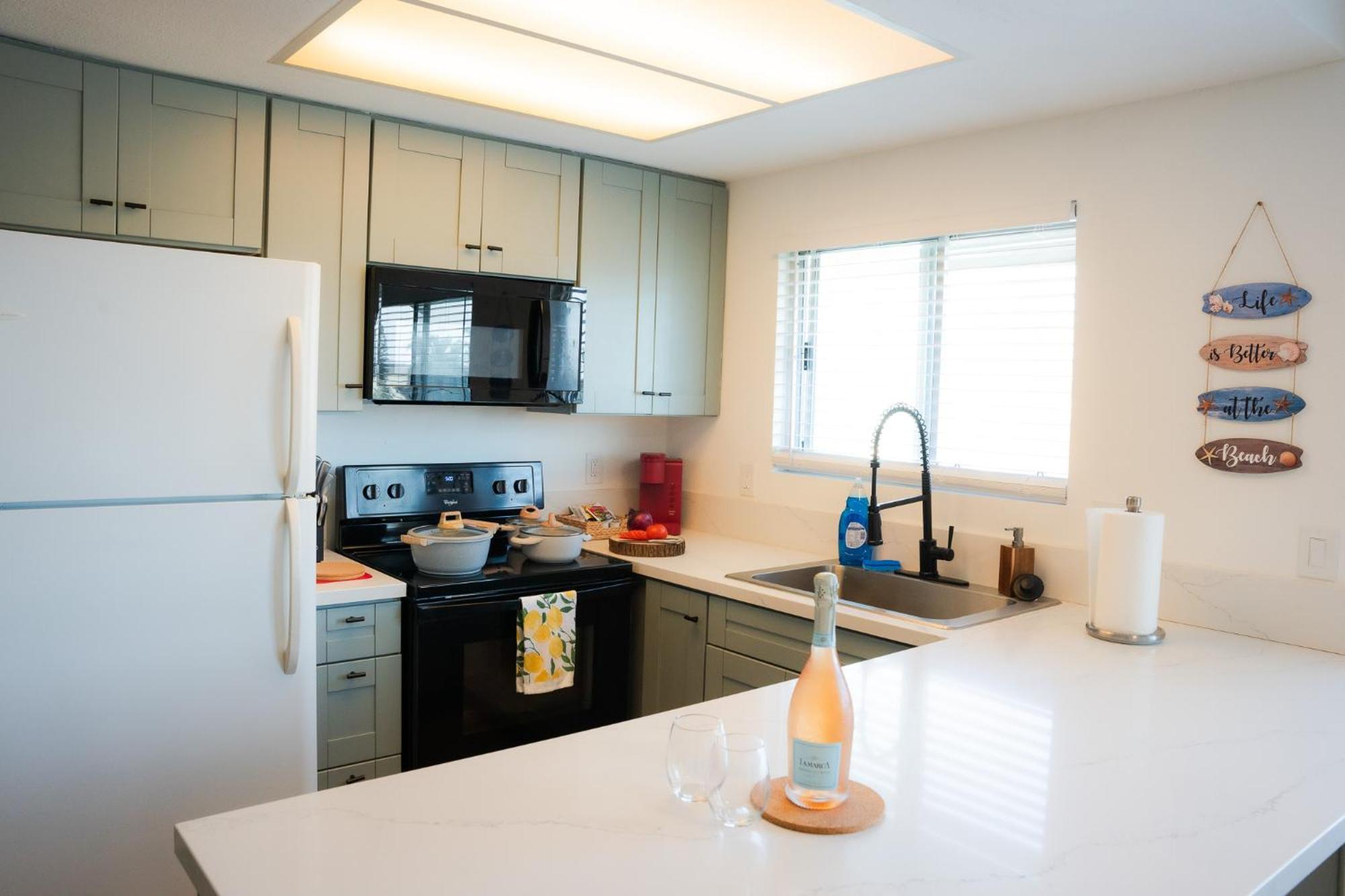 1 Block From - Steps From Restaurants & Shops