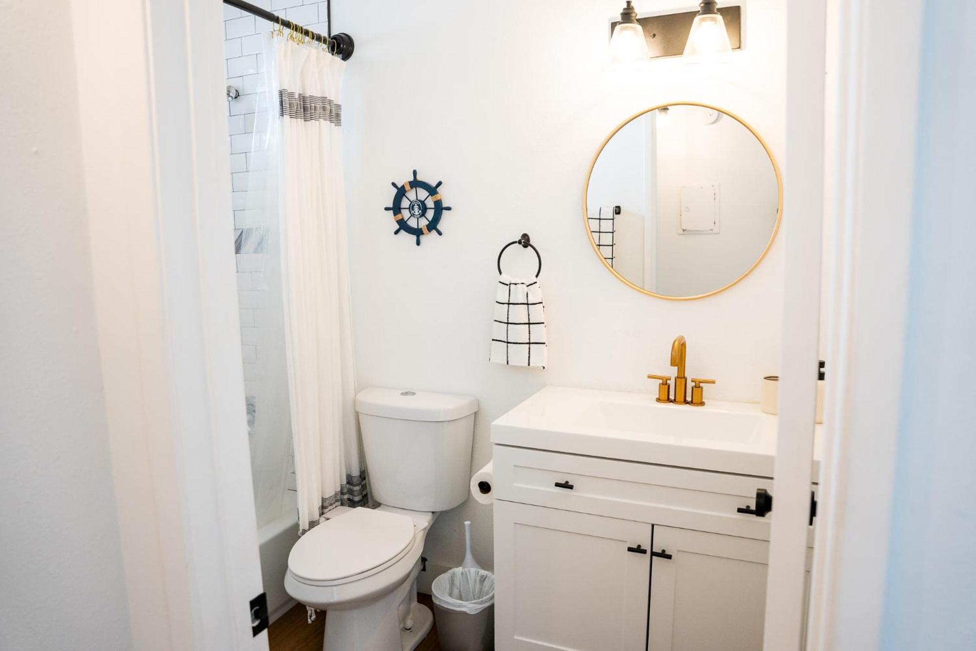 1 Block From - Steps From Restaurants & Shops