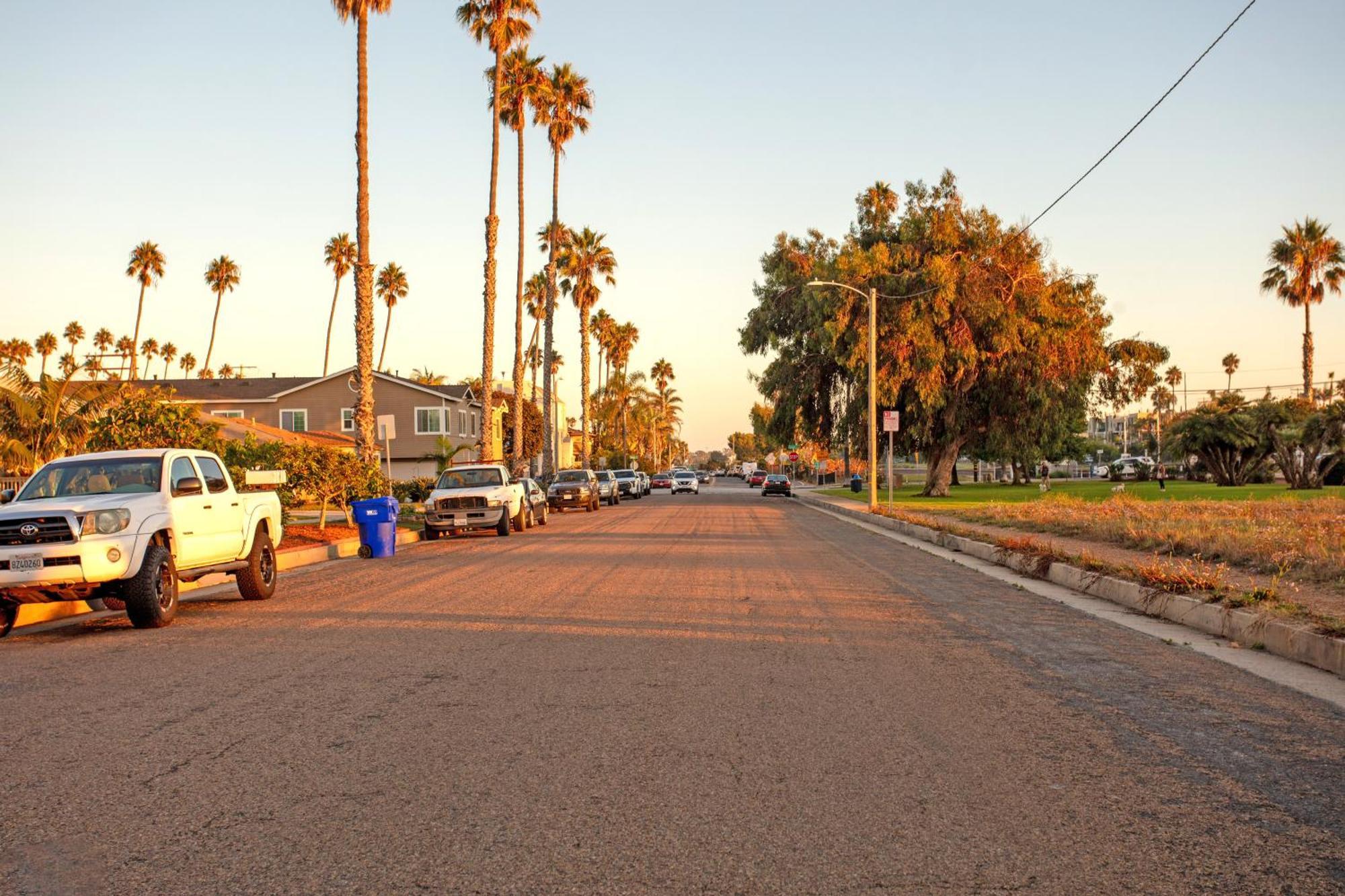 1 Block From - Steps From Restaurants & Shops Appartement Oceanside