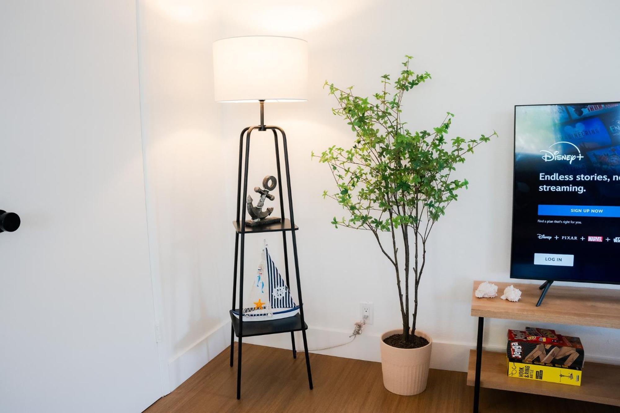 1 Block From - Steps From Restaurants & Shops *