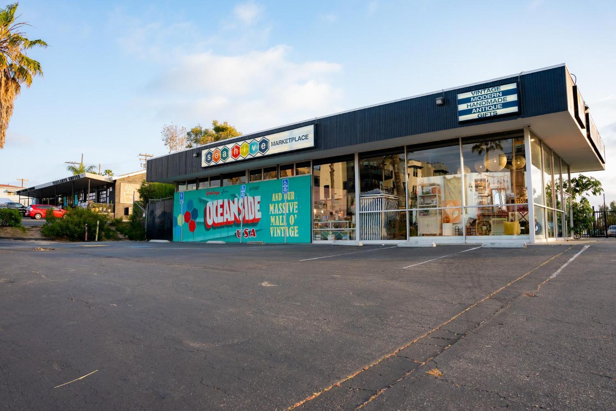 1 Block From - Steps From Restaurants & Shops