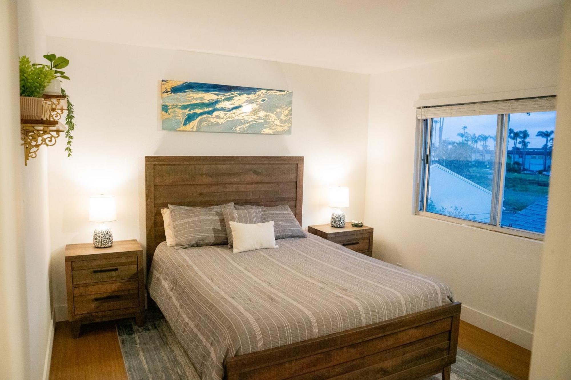 1 Block From - Steps From Restaurants & Shops Oceanside