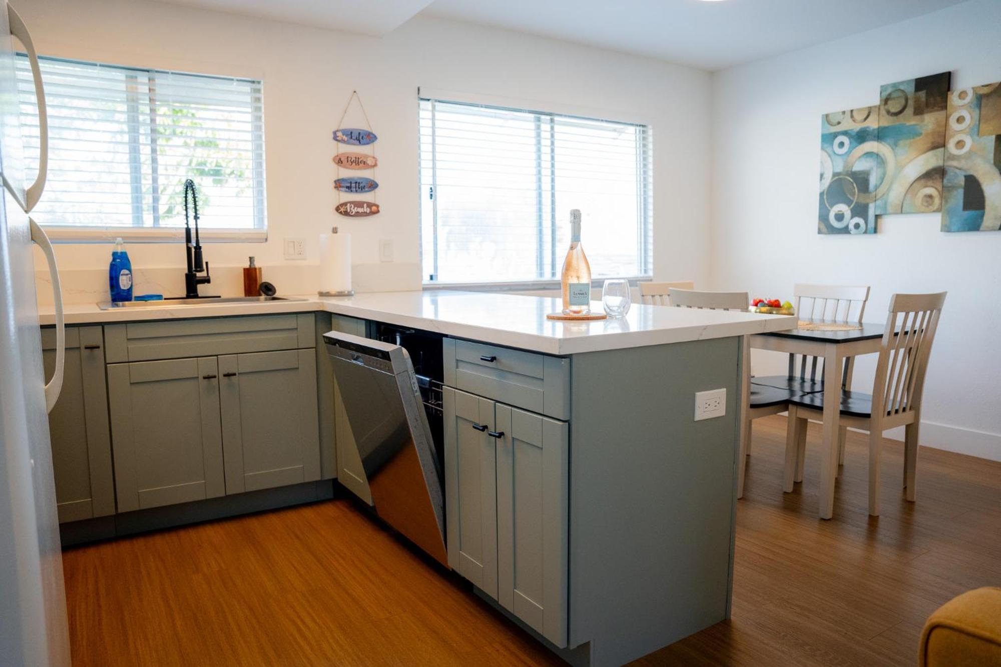 1 Block From - Steps From Restaurants & Shops Appartement *