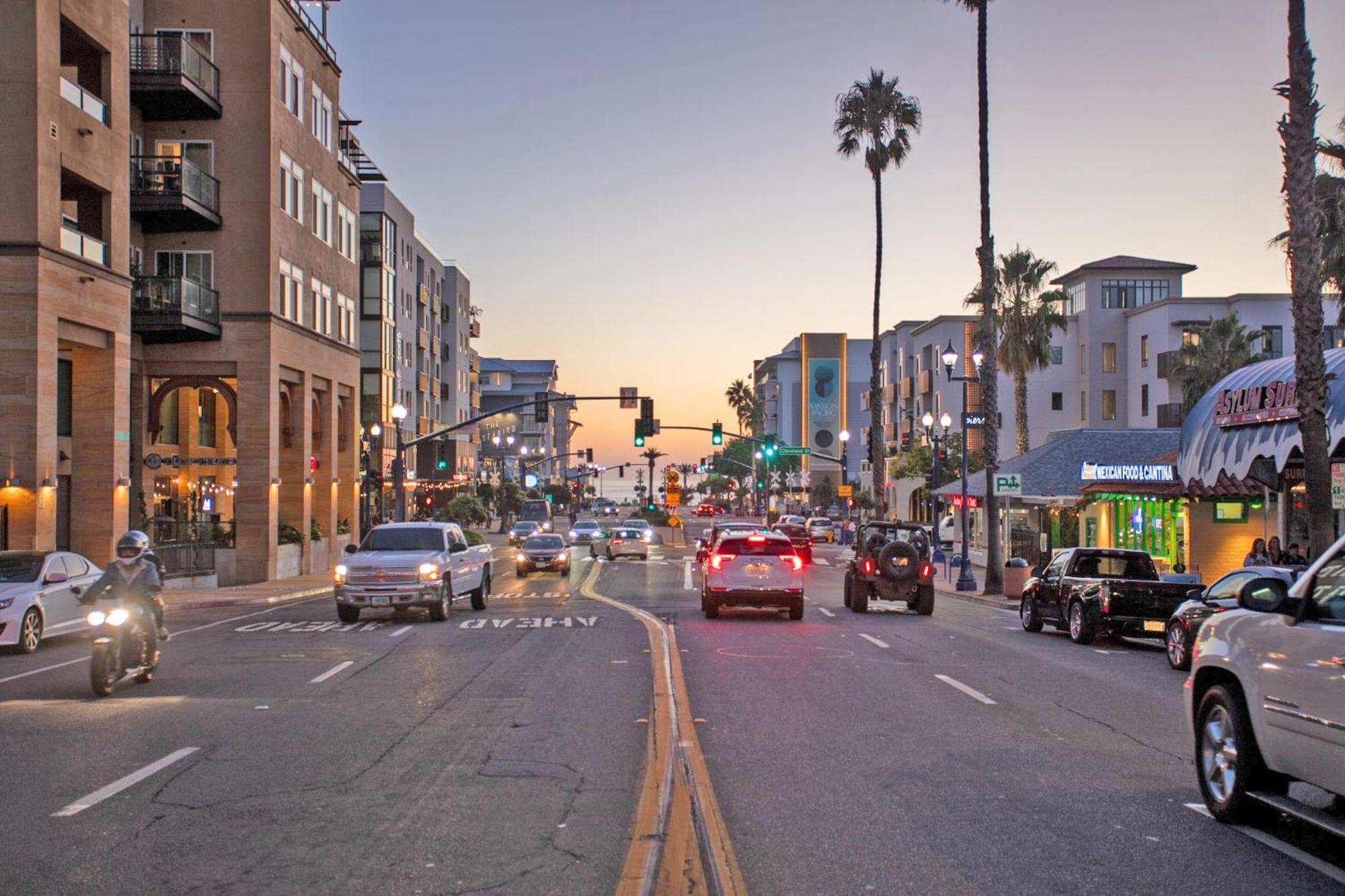 1 Block From - Steps From Restaurants & Shops Appartement